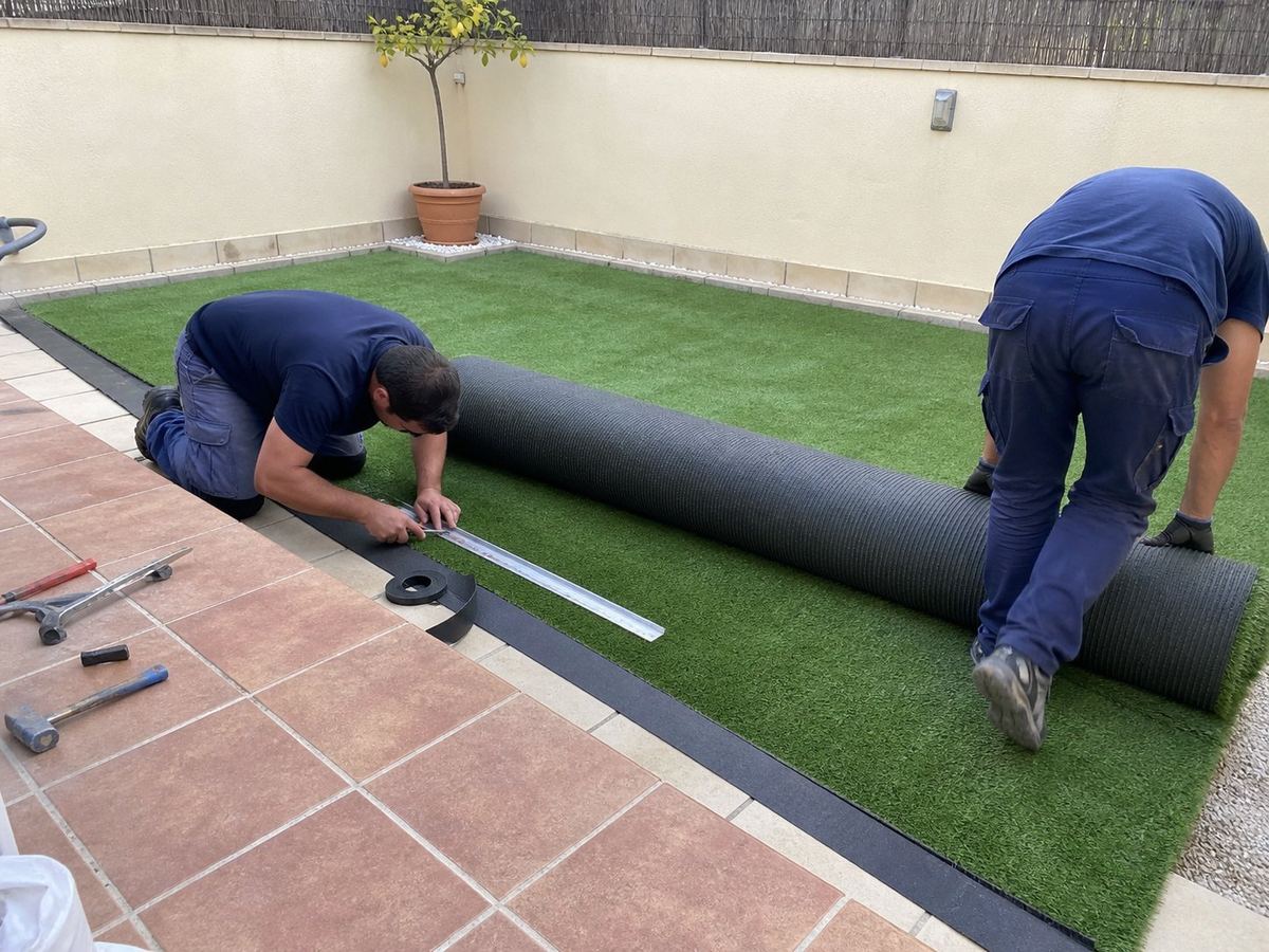 Colocación de un rollo de césped artificial
