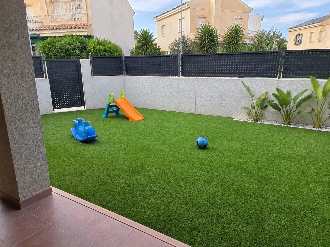 Jardín residencial terminado con césped artificial